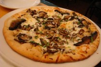 Gombás pizza (4 személyre)