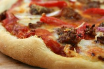 Kolbászos-hagymás pizza